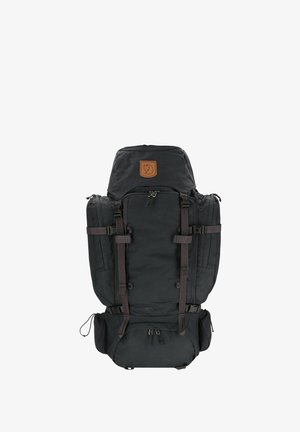Großer schwarzer Rucksack aus strapazierfähigem Stoff, mit einem braunen Logopatch, mehreren Riemen und Reißverschlusstaschen zur Organisation.