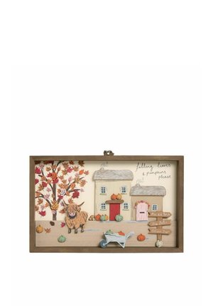 Holz-Wanddekoration mit Herbstmotiven mit zwei Häusern, Kürbissen, einem Baum mit fallenden Blättern, einer Hochlandrind, einer Schubkarre und einem Wegweiser.