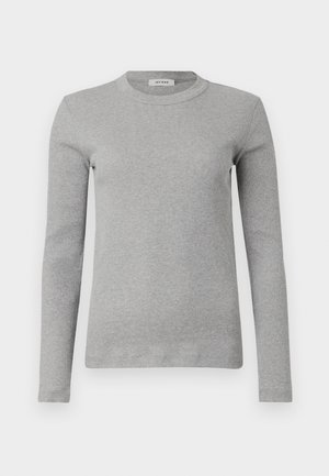 Grauer Langarmpullover aus Rippstoff, mit Rundhalsausschnitt und figurnahem Schnitt. Einfaches Design, keine sichtbaren Muster oder Akzente.