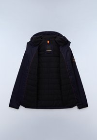 Chaqueta azul marino con capucha, forro interior negro acolchado, etiqueta visible de la marca y lazo naranja para colgar, mostrada abierta sobre una superficie plana y clara.