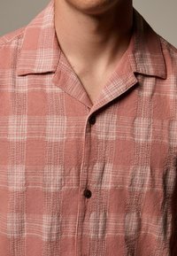 Next TEXTURED CHECK SHORT SLEEVE  WITH CUBAN COLLAR  - REGULAR FIT - Skjorta - pink