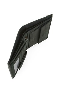 Cartera de cuero negro con múltiples compartimentos, slots para tarjetas y una ventana clara para identificación. Cuenta con un cierre de cremallera y una textura suave.