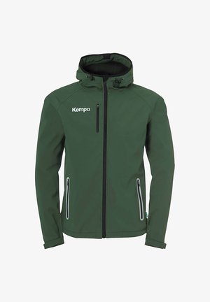 Chaqueta suave verde con capucha, cierre frontal, dos bolsillos laterales con cremalleras y un logo blanco en la parte superior izquierda. Textura lisa.