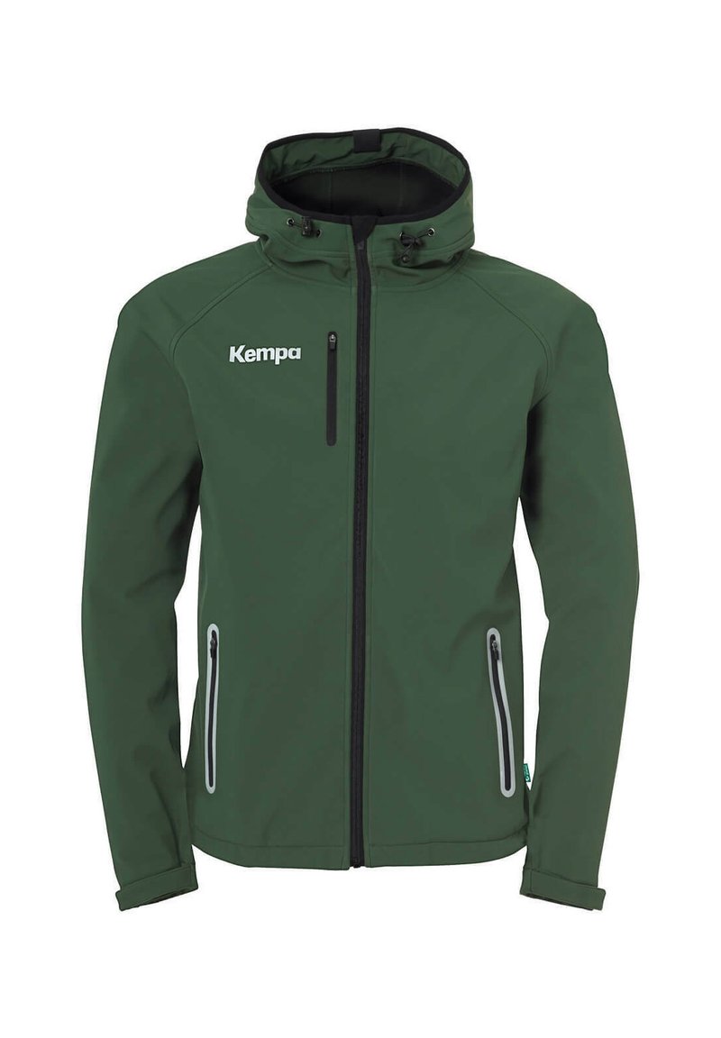 Grøn softshell-jakke med hætte, lynlås foran, to sidelommer med lynlås og et hvidt logo øverst til venstre. Glat tekstur.