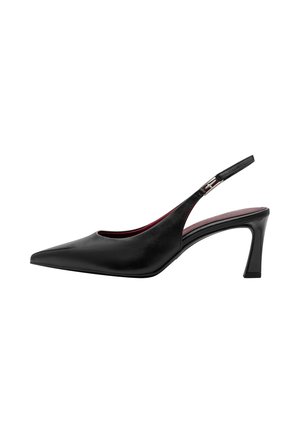 Schwarzer Lederslingpumps mit spitz zulaufender Kappe und mittelhohem, geschwungenem Absatz auf weißem Hintergrund.