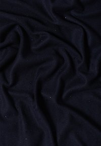 Tissu texturé bleu marine avec une finition douce, présentant des accentuations métalliques petites et dispersées pour un détail visuel supplémentaire.