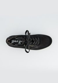 Baskets en suède noir avec un système de laçage et une fermeture éclair sur le côté. Comprend une semelle intérieure rembourrée et une semelle en caoutchouc. L'intérieur affiche le nom de la marque.