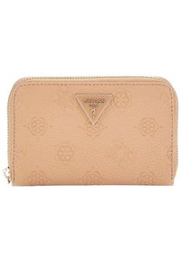 Beige Lederbörse mit geprägtem Logo-Muster, dreieckigem Metall-Logo-Akzent und Reißverschluss. Glatte Oberfläche mit goldenen Hardware-Details.