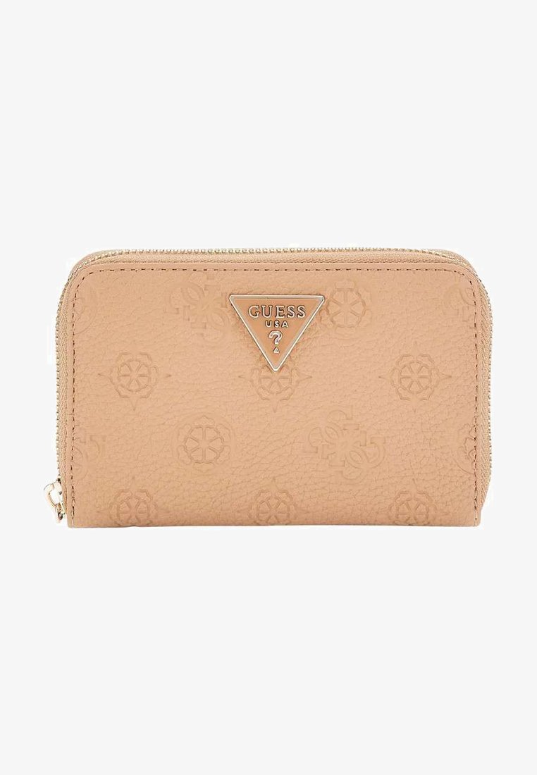 Beige Lederbörse mit geprägtem Logo-Muster, dreieckigem Metall-Logo-Akzent und Reißverschluss. Glatte Oberfläche mit goldenen Hardware-Details.