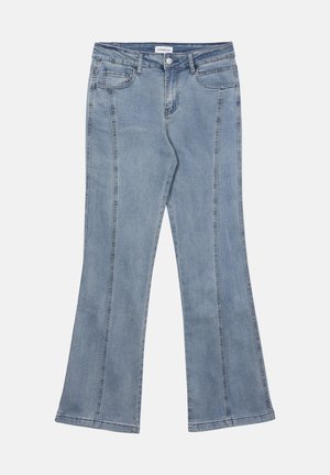 Ανοιχτό μπλε τζιν παντελόνι με καμπάνα στα πόδια, τσέπες μπροστά και πίσω, θηλιές για ζώνη και κλείσιμο με κουμπί στη μέση.