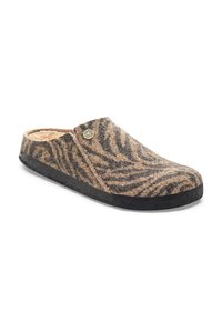 Zapatilla deslizante de lana marrón y beige con un patrón de rayas de cebra, que cuenta con un suave forro interior y una suela de goma negra texturizada.