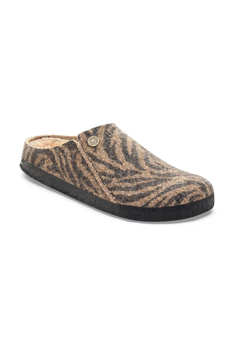Chausson en laine marron et beige avec un motif zèbre, doté d'une doublure intérieure douce et d'une semelle en caoutchouc noir texturé.