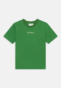 Πράσινο βαμβακερό κοντομάνικο μπλουζάκι με στρογγυλή λαιμόκοψη. Φέρει το κεντημένο λογότυπο "LES DEUX" σε λευκό στο στήθος. Απλή, ομοιόμορφη υφή.