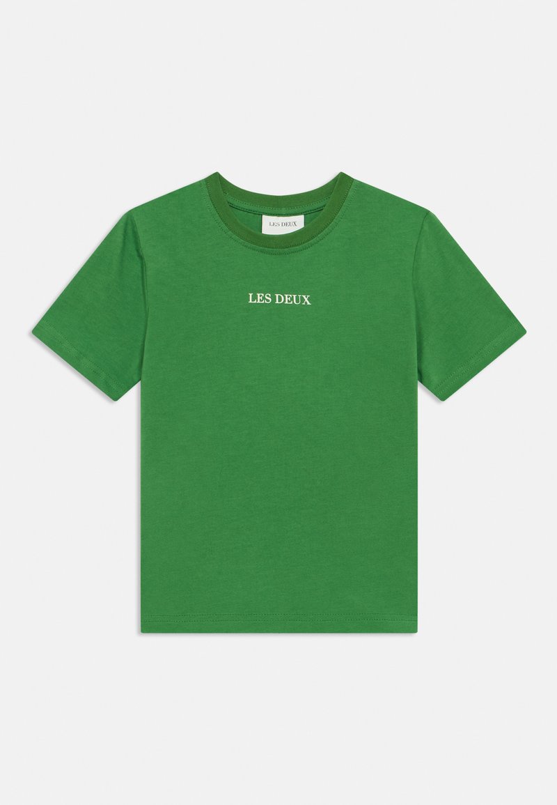 Πράσινο βαμβακερό κοντομάνικο μπλουζάκι με στρογγυλή λαιμόκοψη. Φέρει το κεντημένο λογότυπο "LES DEUX" σε λευκό στο στήθος. Απλή, ομοιόμορφη υφή.