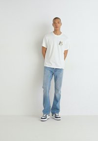 Levi's® RELAXED FIT TEE - Camiseta estampada - bright white