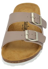 Sandalo con soletta in suede marrone, caratterizzato da due ampie cinghie marroni chiaro, ciascuna con una fibbia in metallo argento, e una suola in sughero. Design piatto e aperto davanti.