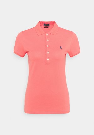 Koraalroze polo met korte mouwen, een kraag, vijf knopen en een klein marineblauw geborduurd logo op de linkerborst.
