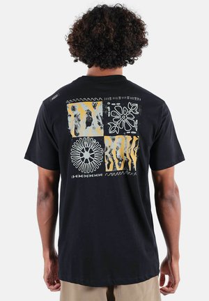T-shirt en coton noir avec un motif graphique coloré, présentant des motifs géométriques et un texte audacieux au dos. Manches courtes, coupe décontractée.