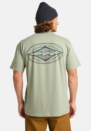 Lichtgroen katoenen t-shirt met een ronde hals, voorzien van een grafisch ontwerp op de achterkant met golven en tekst, korte mouwen en een relaxte pasvorm.