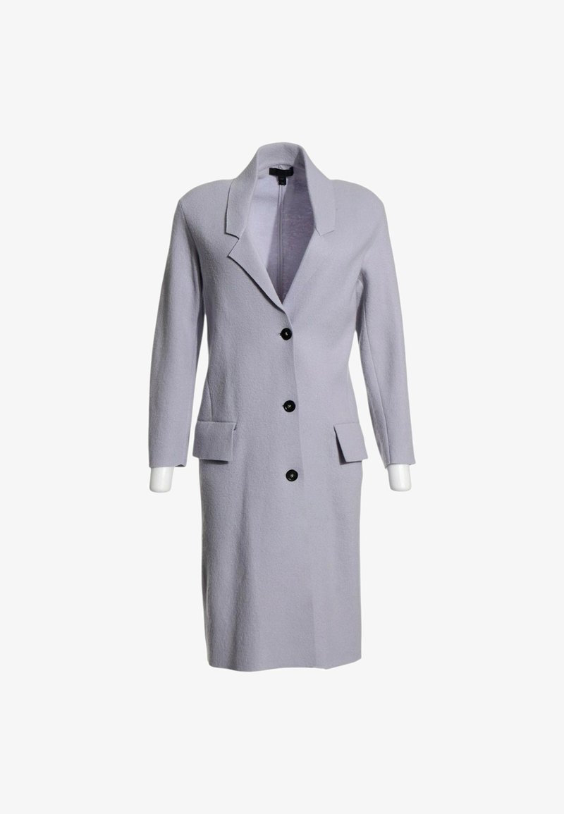 Long manteau gris clair avec col à revers large, trois boutons noirs sur le devant, et deux poches à rabat au niveau des hanches.