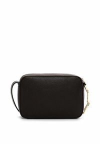 Borsa rettangolare in pelle nera con superficie testurizzata, hardware dorato e una maniglia sottile su un lato. Base piatta per stabilità.