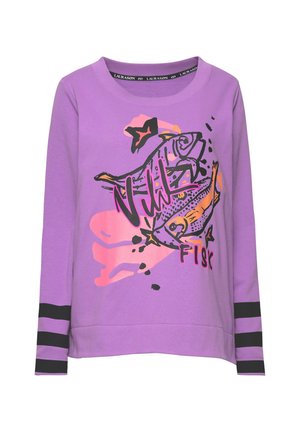 Lilla langærmet sweatshirt lavet af bomuld. Har et fiske-motiv med sorte og pink accenter samt sorte stribede manchetter.