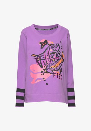 Lilla langærmet sweatshirt lavet af bomuld. Har et fiske-motiv med sorte og pink accenter samt sorte stribede manchetter.