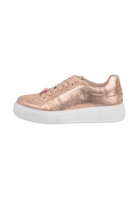 Sneaker metallic color oro rosa con suola in gomma bianca, punta arrotondata e lacci piatti. Presenta un piccolo accento rosa sul lato.