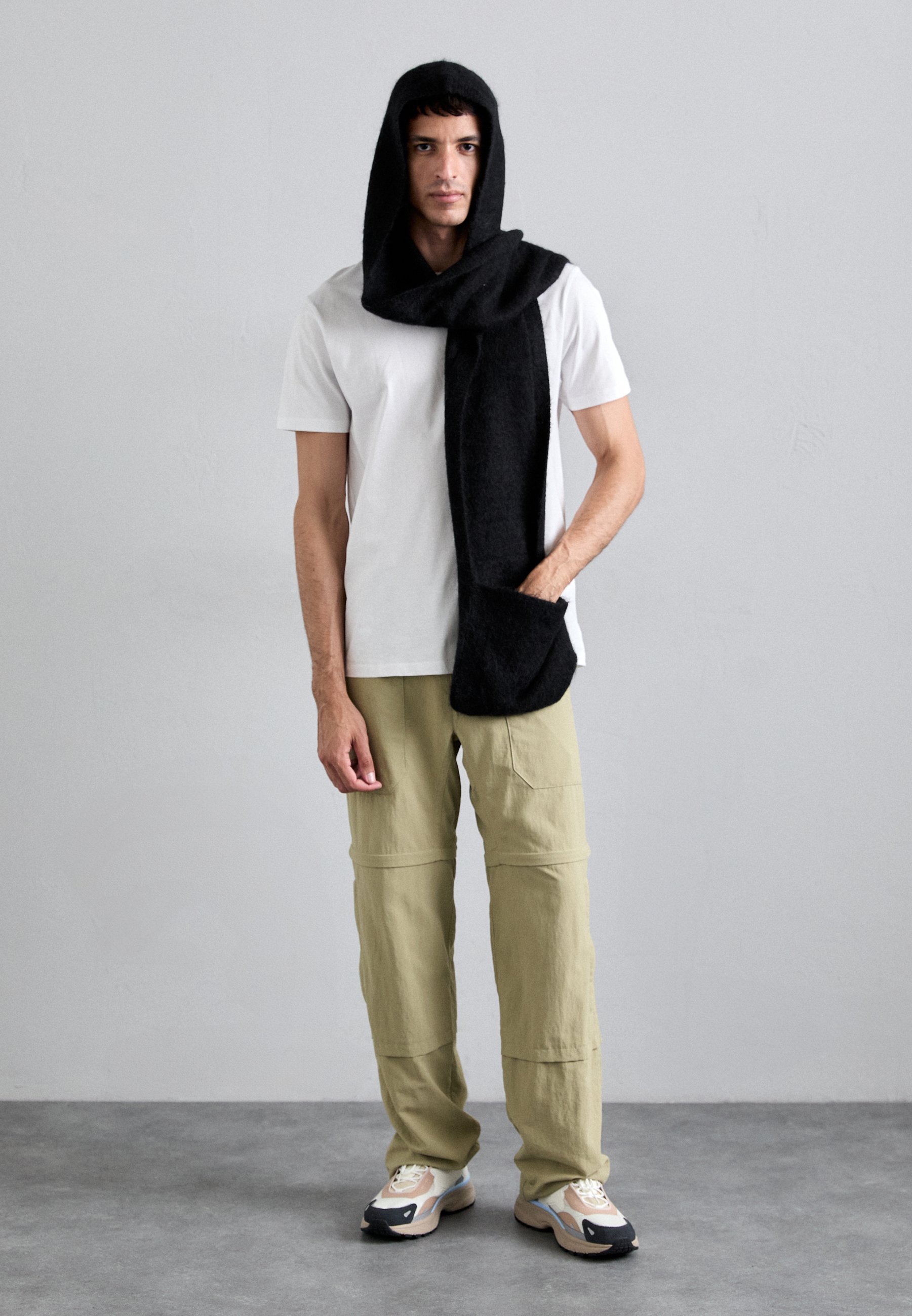 Holzweiler FLUFFY HOOD SCARF UNISEX - Scarf - black - Zalando.co.uk