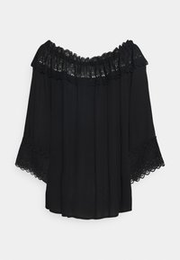 Blouse noire à épaules dénudées avec bordure en dentelle le long de l'encolure et des poignets, présentant un tissu ample et fluide.