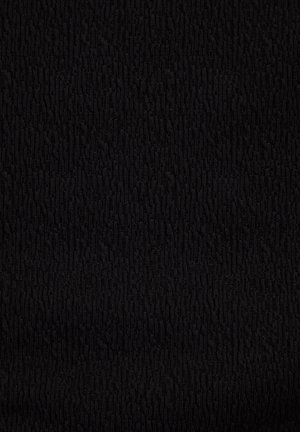 Prim-plan al unui material negru cu modele țesute ridicate, texturate, neregulate, verticale și diagonale.