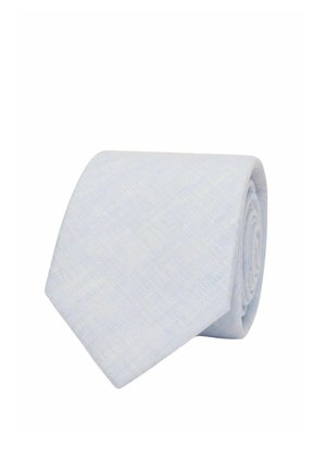 Vaaleansininen solmio, jossa on tekstuuri kudontamalli, kapeneva terävään päähän, rullattu esillepanoa varten.