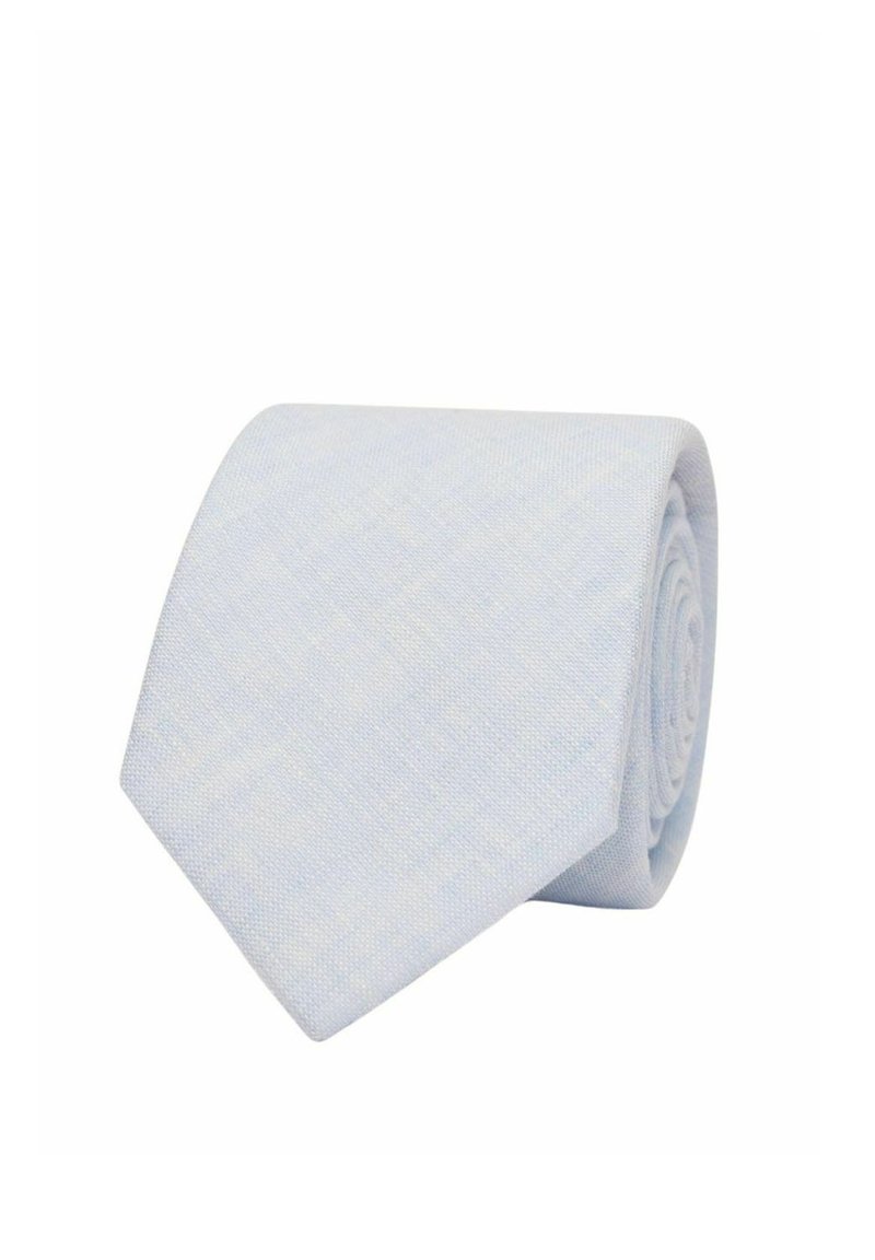 Vaaleansininen solmio, jossa on tekstuuri kudontamalli, kapeneva terävään päähän, rullattu esillepanoa varten.