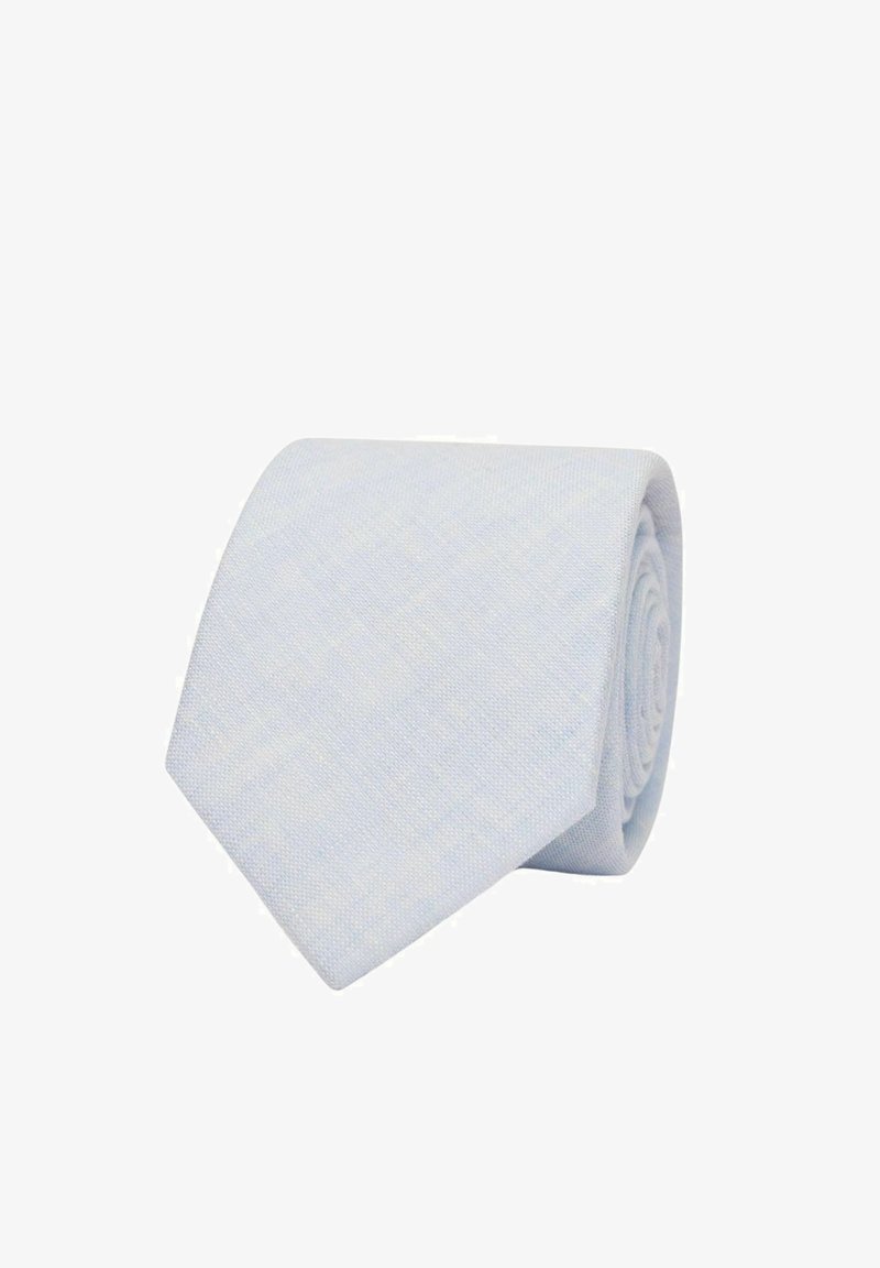 Vaaleansininen solmio, jossa on tekstuuri kudontamalli, kapeneva terävään päähän, rullattu esillepanoa varten.