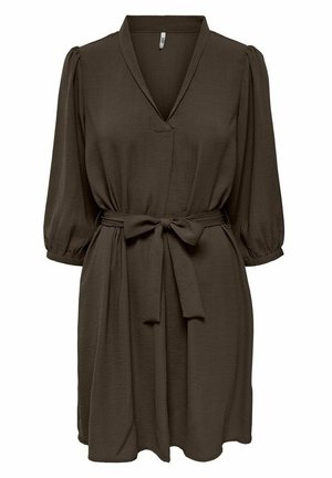 Tummanruskea, polvipituinen mekko, jossa on v-kaula-aukko, kolmen neljänneksen puffsävylahkeet ja vyötäröllä solmittava vyö, valmistettu sileästä, laskeutuvasta kankaasta.