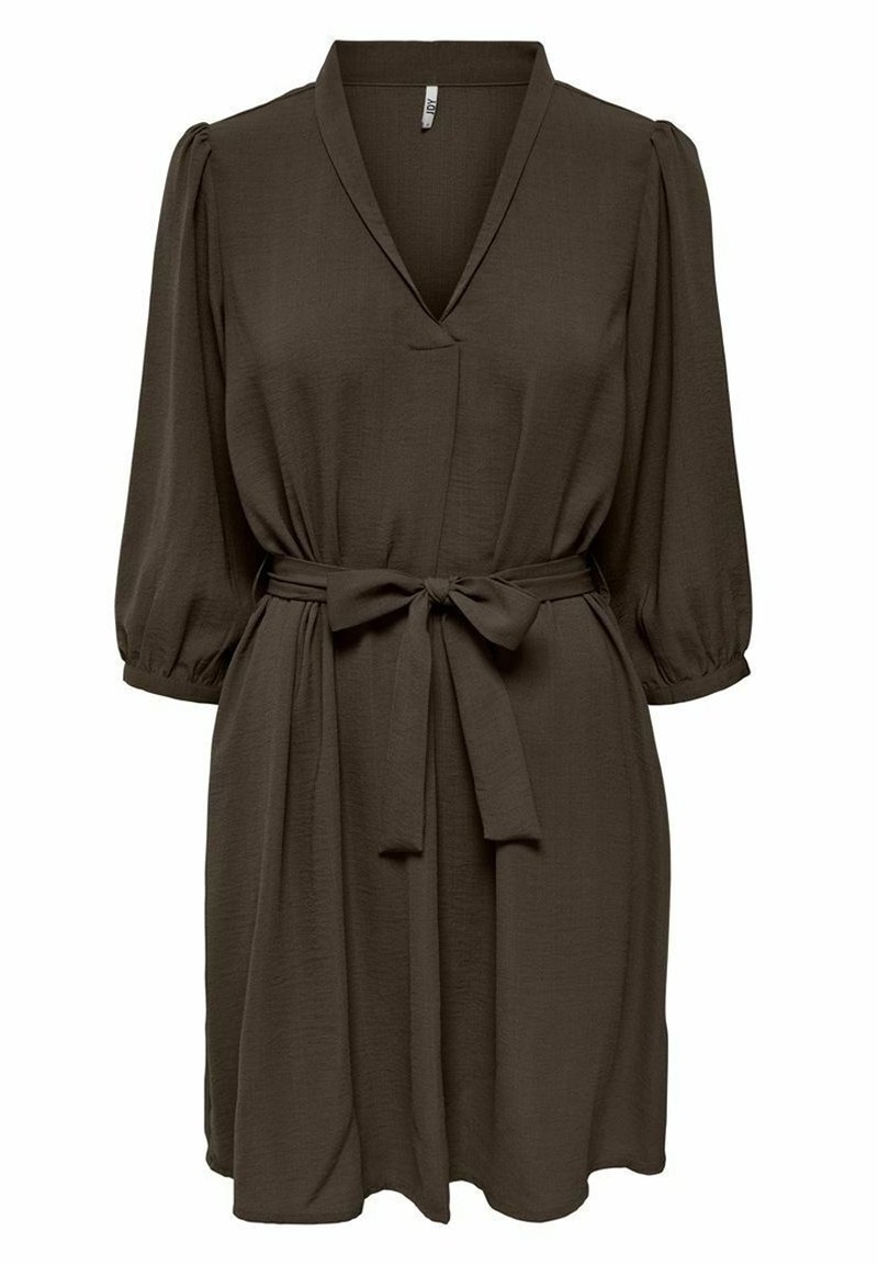 Abito marrone scuro, lungo fino al ginocchio, con scollo a V, maniche a tre quarti a sbuffo e cintura annodata in vita, realizzato in un tessuto liscio e fluente.