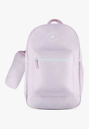 Rosa ryggsekk laget av slitesterkt materiale med en avrundet form. Har en frontlomme med glidelås, en side nettinglomme og et logo-patch foran.