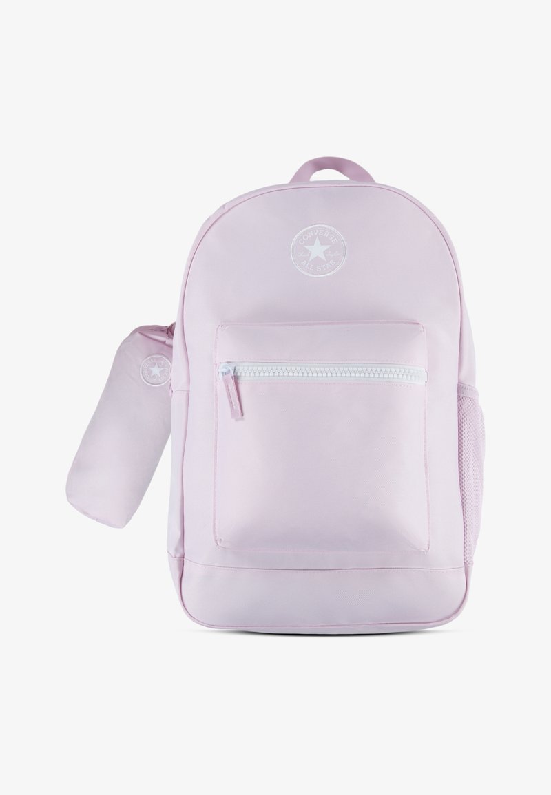 Rosa ryggsekk laget av slitesterkt materiale med en avrundet form. Har en frontlomme med glidelås, en side nettinglomme og et logo-patch foran.