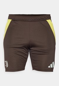 Shorts de sport marron avec des panneaux latéraux jaunes, taille élastique, texture lisse, et logos imprimés sur la jambe gauche et le côté droit.