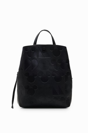 Schwarzer Leder-Rucksack mit geprägten Mustern, darunter Herzen, nautische Formen und kreisförmige Designs. Abgerundete Oberform mit einem Griff.