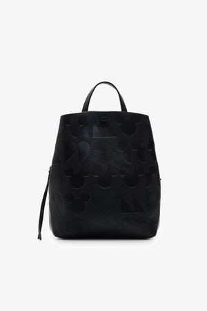 Schwarzer Leder-Rucksack mit geprägten Mustern, darunter Herzen, nautische Formen und kreisförmige Designs. Abgerundete Oberform mit einem Griff.