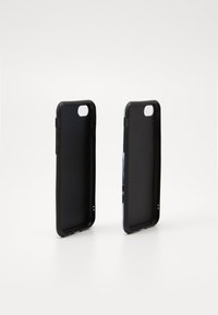 Sorte smartphoneetuis lavet af plastik, med glatte overflader, afrundede kanter og udskæringer til knapper og kamera.