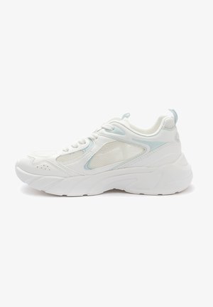 Hvide atletiske sneakers med mesh-paneler, lyseblå detaljer og polstret krave. Tykk sål med tekstureret design og snørebåndslukning.