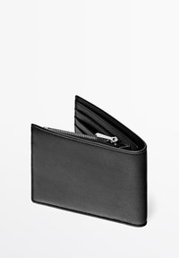 Kompaktowy czarny skórzany portfel z zamkiem błyskawicznym, wieloma przegródkami na karty i gładką fakturą, wyróżniający się minimalistycznym designem i srebrnymi elementami.