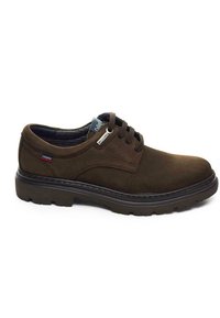 Chaussures en cuir brun foncé avec une texture lisse, bout arrondi et semelle en caoutchouc. Présente des lacets classiques et une petite étiquette logo sur le côté.