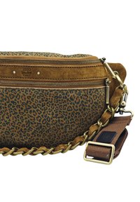 Sac à main en daim marron avec un motif léopard, doté d'une fermeture éclair, d'accents en métal doré et d'une bandoulière en tissu ajustable.