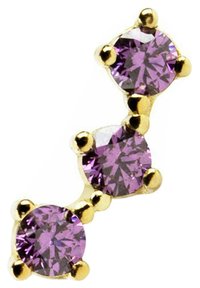 Pendiente de oro con tres piedras preciosas moradas redondas, diseñado en una forma curva con pequeños acentos redondos entre cada gema.