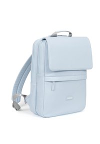 Zaino blu chiaro realizzato in pelle liscia con chiusura a patta, tasca frontale e spallacci imbottiti. Design semplice e moderno.
