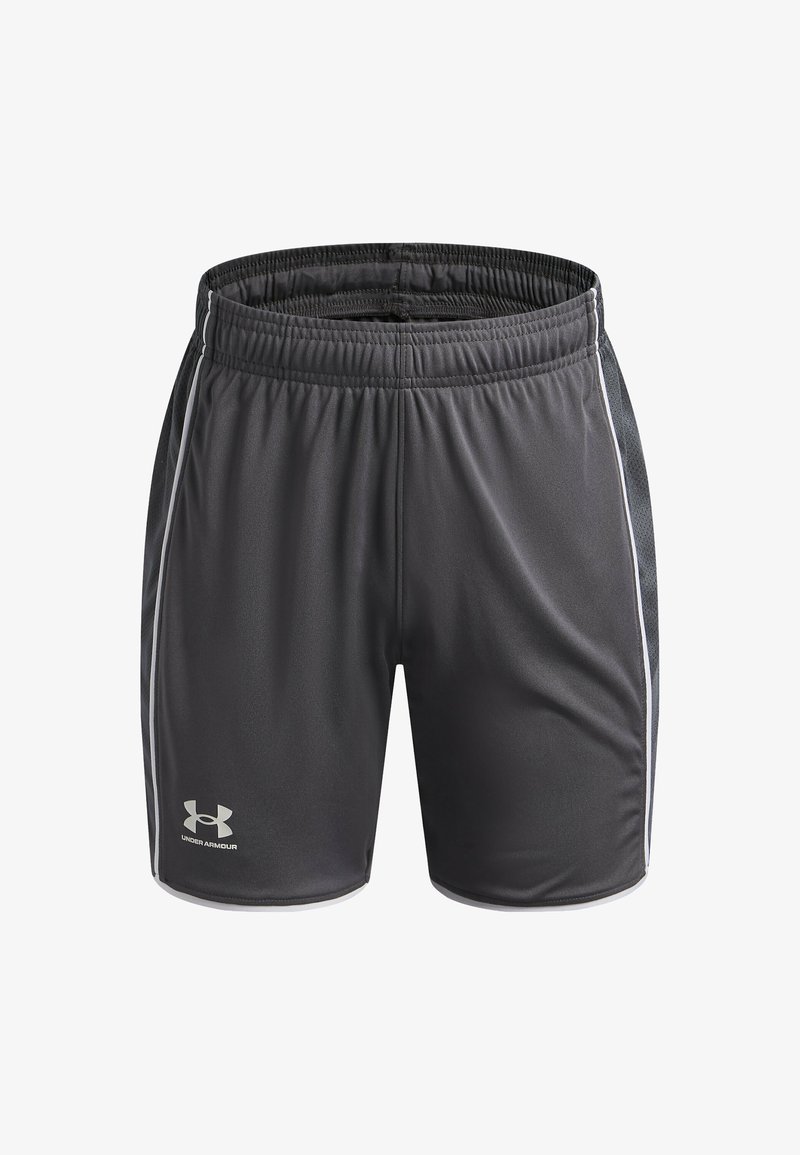 Pantalones cortos deportivos grises hechos de tela que absorbe la humedad, con cintura elástica y detalles laterales blancos. Logotipo de Under Armour en plata.