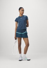 Nike Performance ADVANTAGE SKIRT SHORT - Falda de deporte - armory navy/white